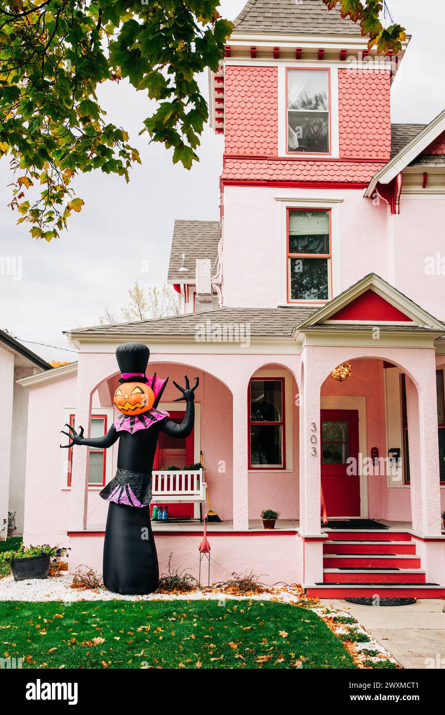 Gonfiabile di Halloween di fronte al cortile di una storica residenza rosa Foto Stock