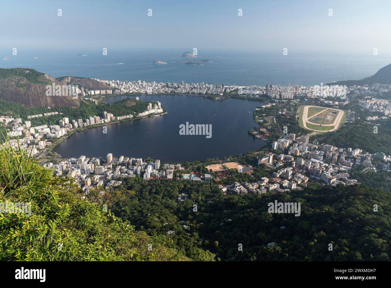 Splendida vista dal monte Corcovado alla città, alla laguna e all'oceano Foto Stock