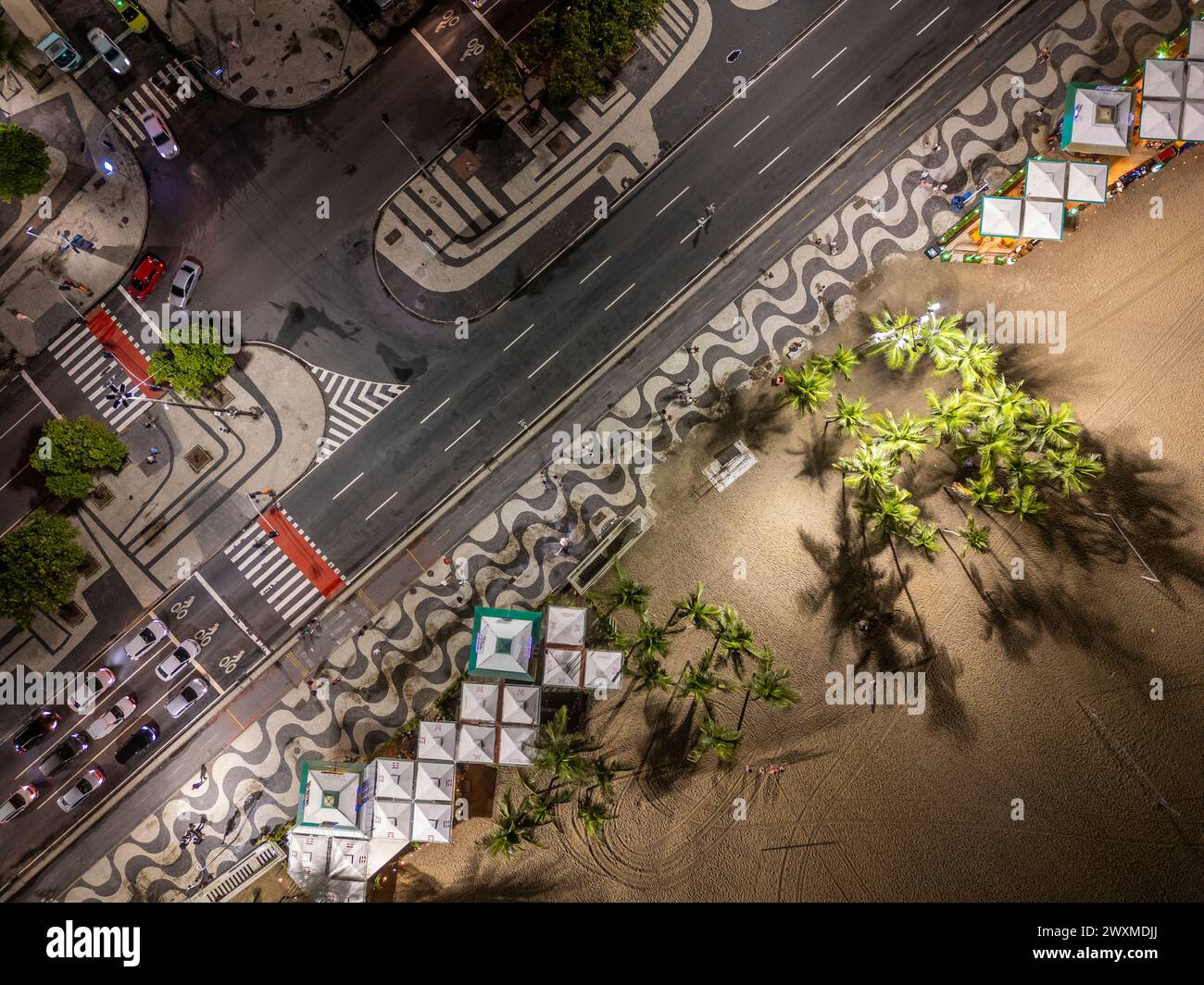 Splendida vista aerea dall'alto verso il basso del marciapiede e dei chioschi di Copacabana Beach Foto Stock