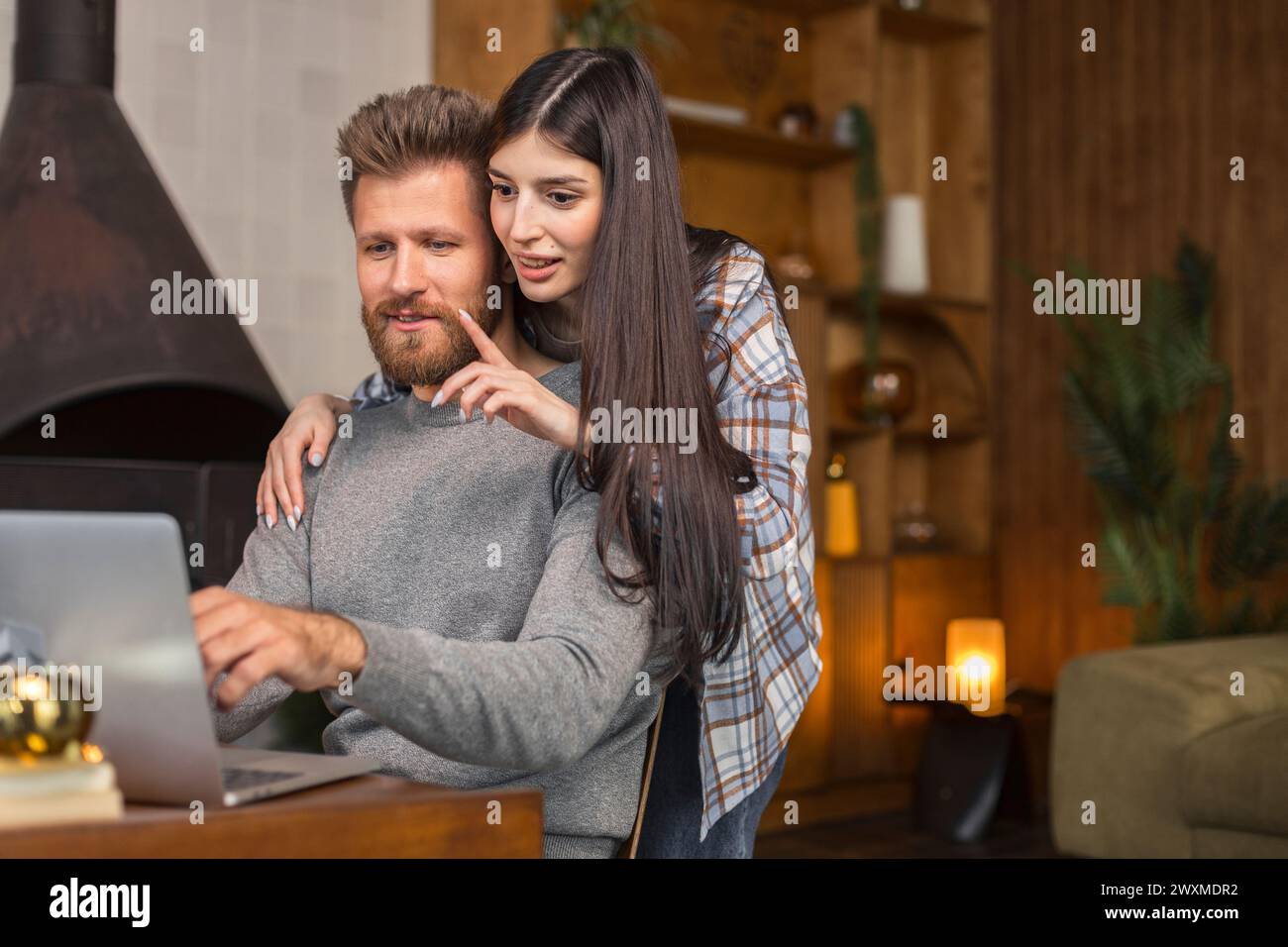 la giovane coppia d'amore guarda insieme lo schermo del notebook Foto Stock