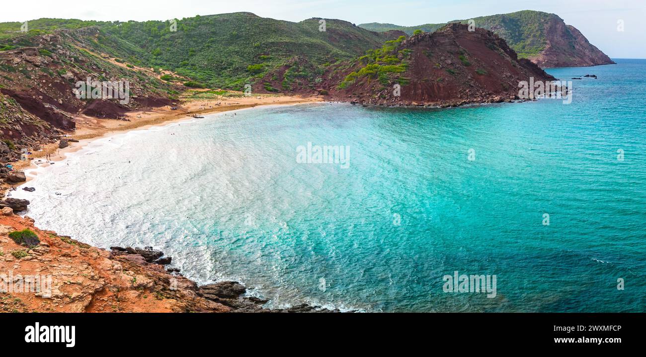 Vista aerea con droni del paesaggio della spiaggia di Cala del Pilar a nord di Minorca, vicino a Ferreries Foto Stock