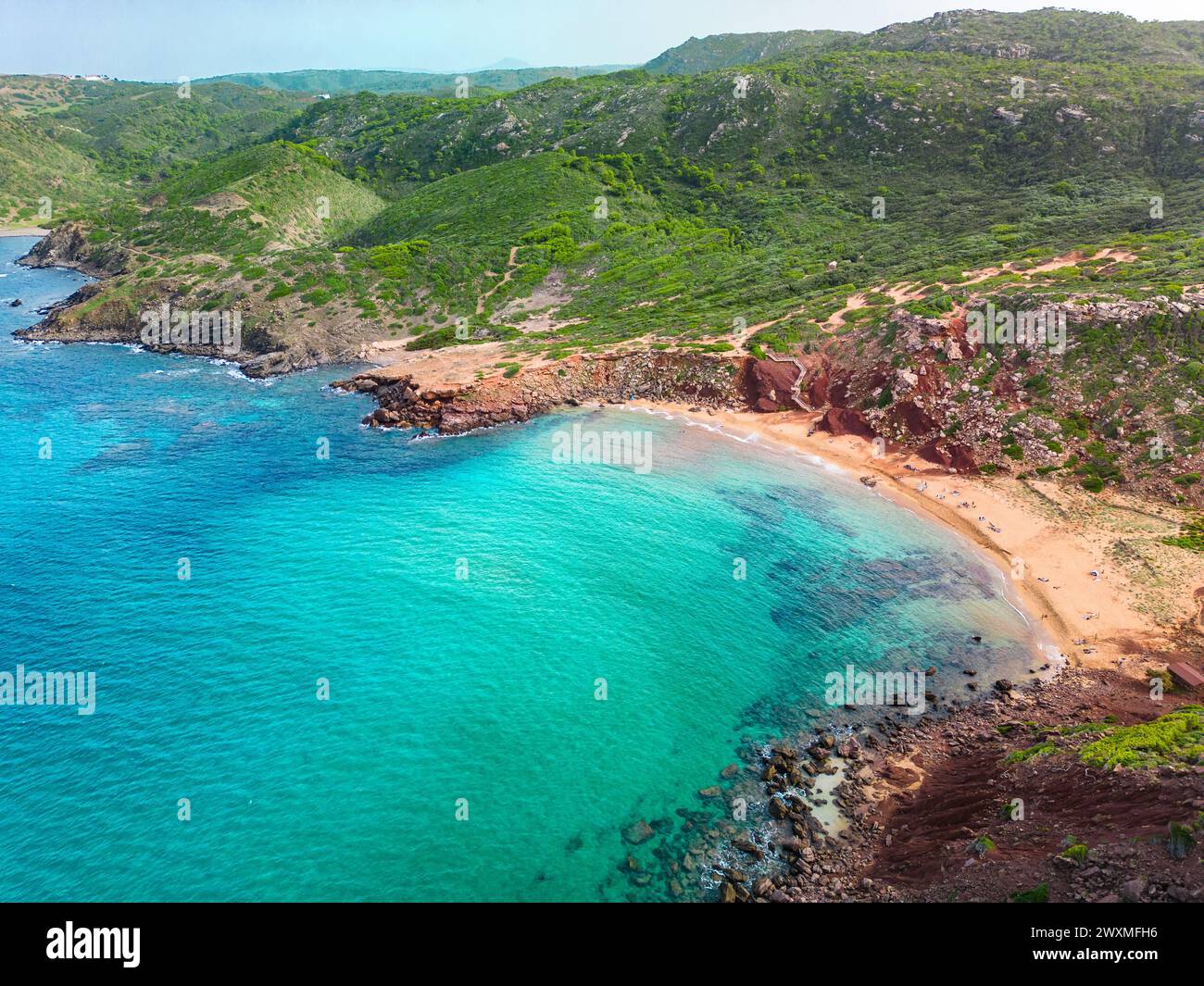 Vista aerea con droni del paesaggio della spiaggia di Cala del Pilar a nord di Minorca, vicino a Ferreries Foto Stock