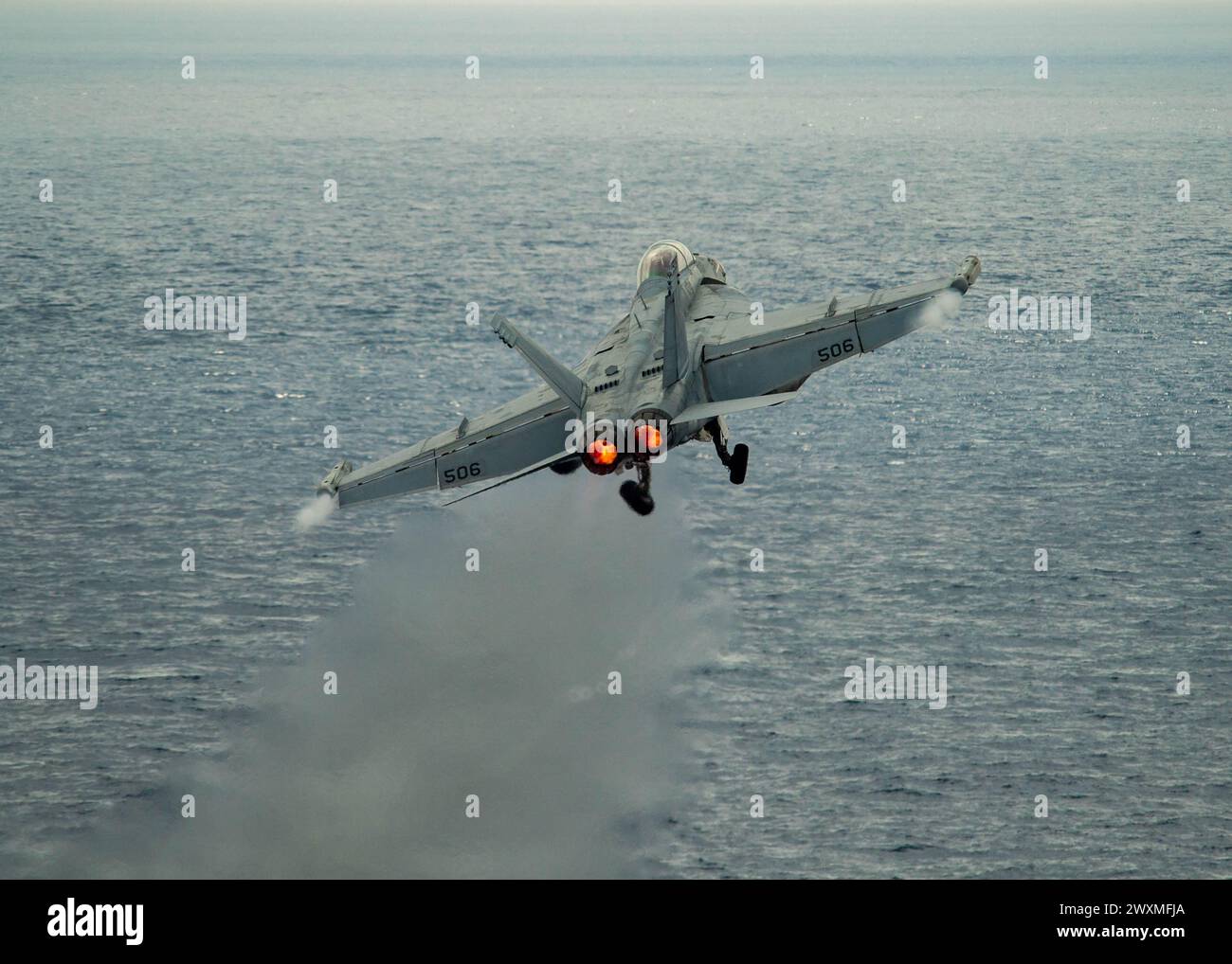 SOUTH CHINA SEA (29 marzo 2024) un EA-18G Growler, assegnato ai "Rooks" del Electronic Attack Squadron (VAQ) 137, viene lanciato fuori dalla cabina di volo Foto Stock