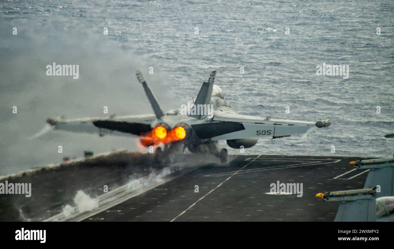 SOUTH CHINA SEA (29 marzo 2024) un EA-18G Growler, assegnato ai "Rooks" del Electronic Attack Squadron (VAQ) 137, viene lanciato fuori dalla cabina di volo Foto Stock