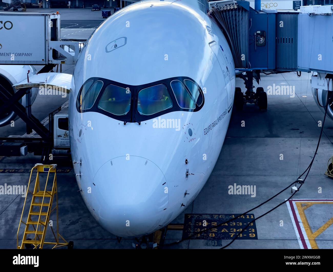 New York, USA; 4 giugno 2023: Un Airbus A350 di Iberia Airlines, parcheggiato nel parcheggio con altri aerei alla John F. Kennedy International, Origin Foto Stock