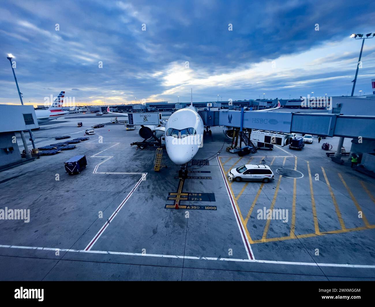 New York, USA; 4 giugno 2023: Un Airbus A350 di Iberia Airlines, parcheggiato nel parcheggio con altri aerei alla John F. Kennedy International, Origin Foto Stock
