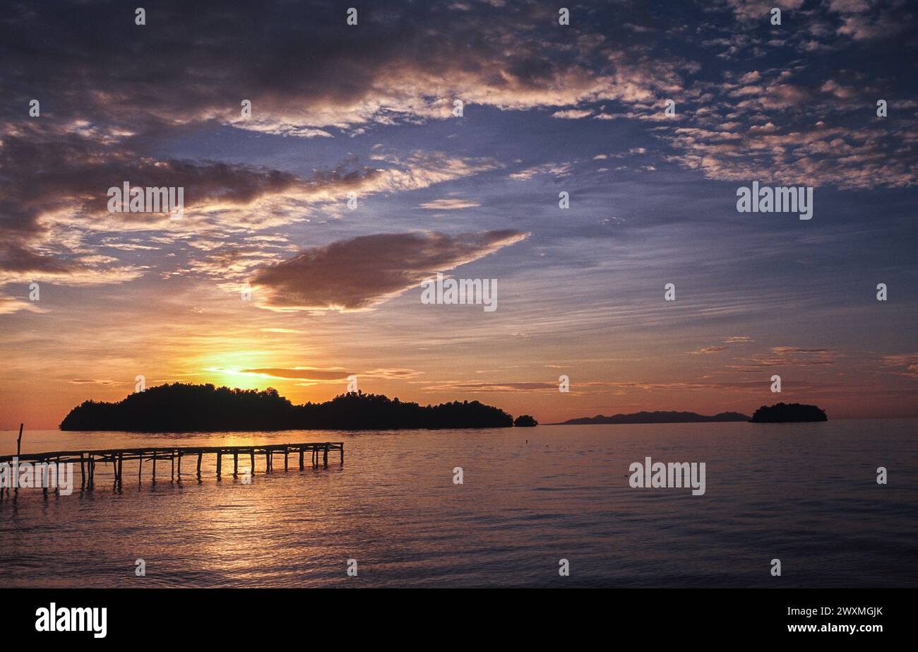 24.04.2009, Isole Togian, Sulawesi, Indonesia, Asia - tramonto panoramico su una paradisiaca spiaggia di palme in un'isola tropicale nel Golfo di Tomini. Foto Stock