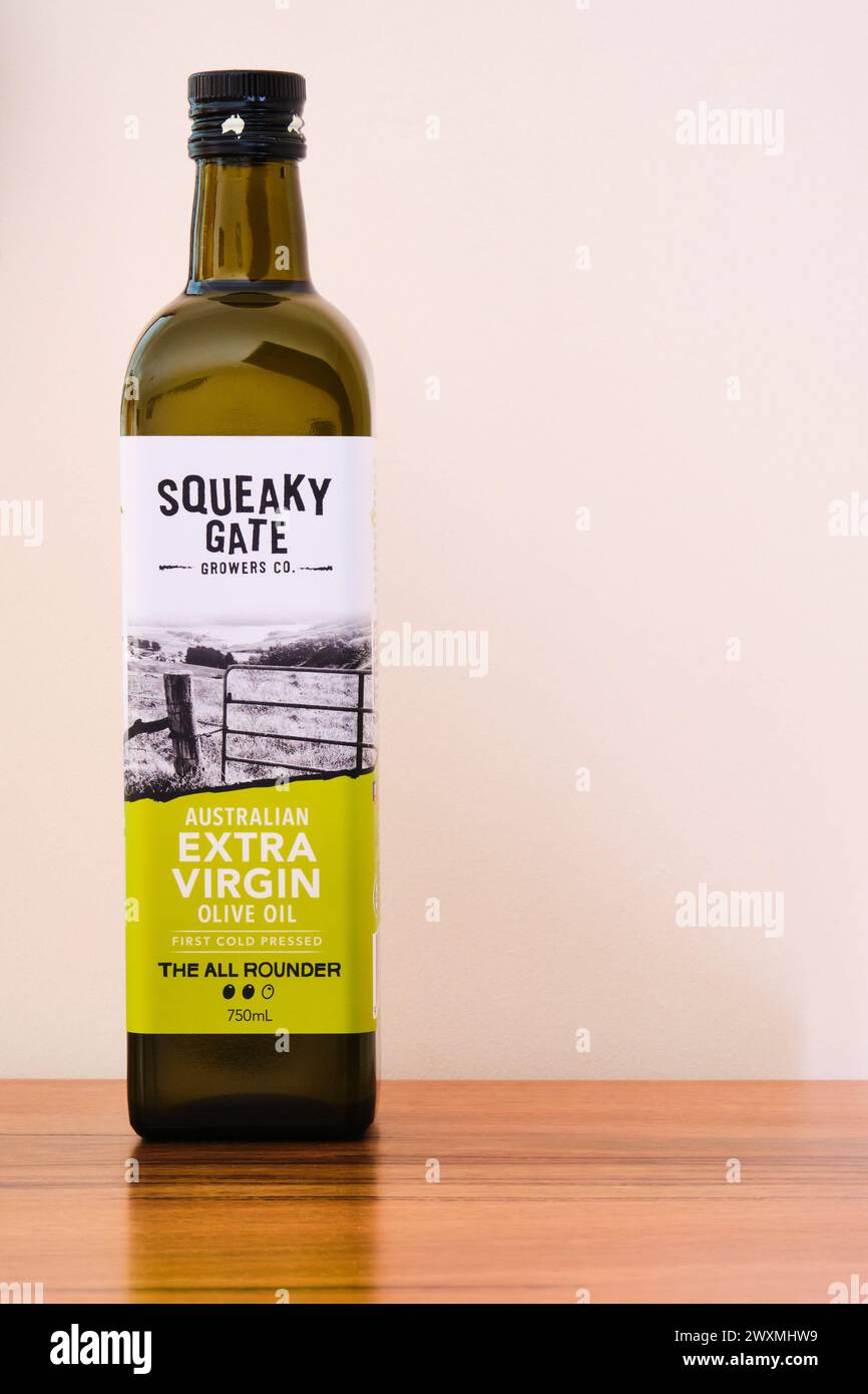Una bottiglia di olio Extra Vergine di oliva australiano della Squeaky Gate Growers Co. Prima è stato premuto a freddo. Foto Stock