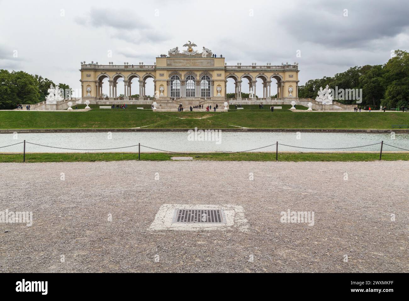 VIENNA, AUSTRIA - 14 MAGGIO 2019: Questa è Glorietta - un padiglione aperto con colonnato nel parco del palazzo di Schonbrunn. Foto Stock