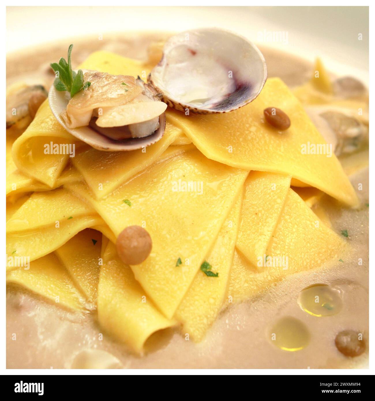 Ricette gastronomiche italiane, pasta tradizionale maltagliati con vongole e lenticchie Foto Stock