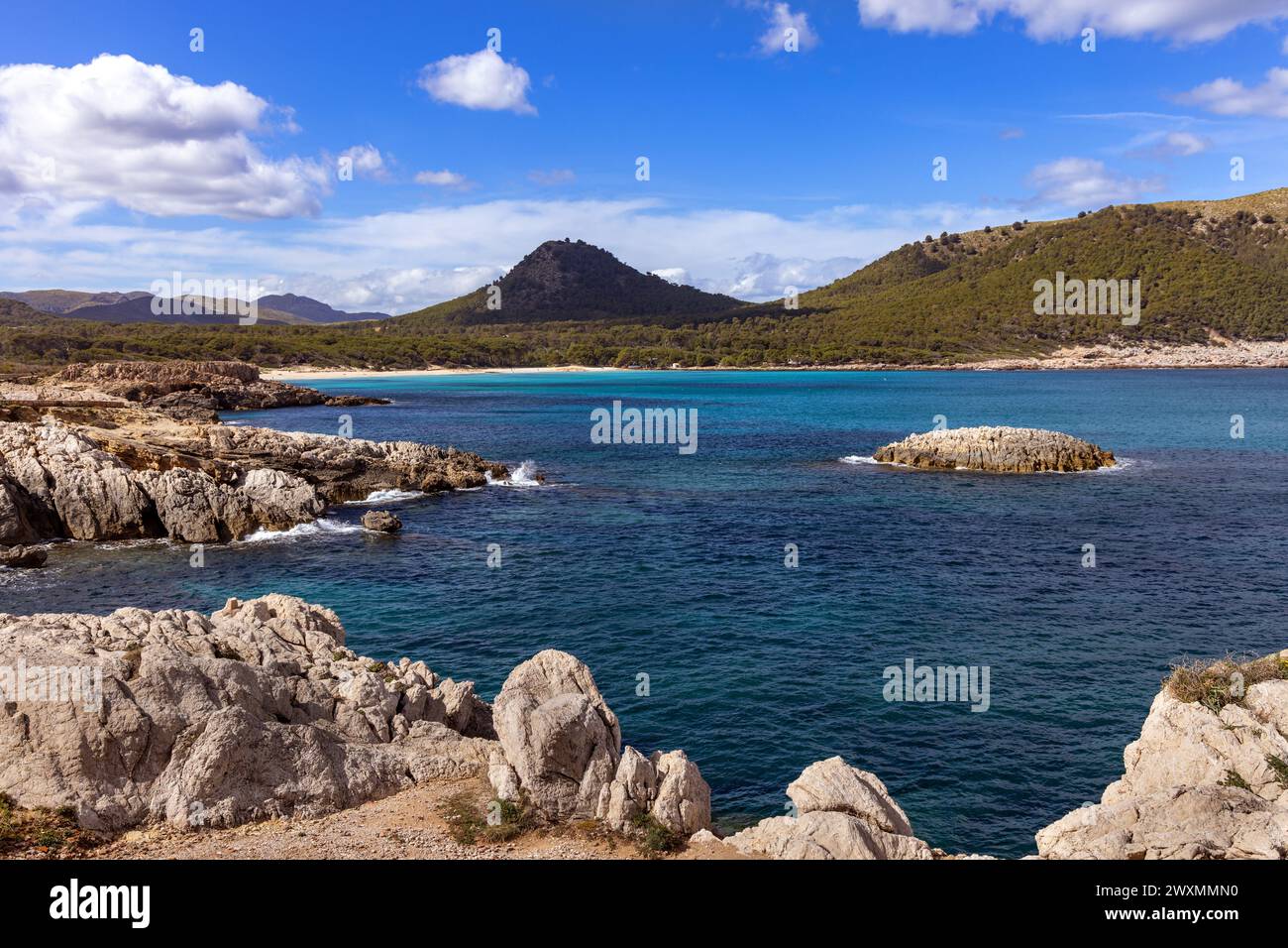 Vista della costa dalla splendida località di Cala Agulla, Mallorca, Isole Baleari, Spagna Foto Stock