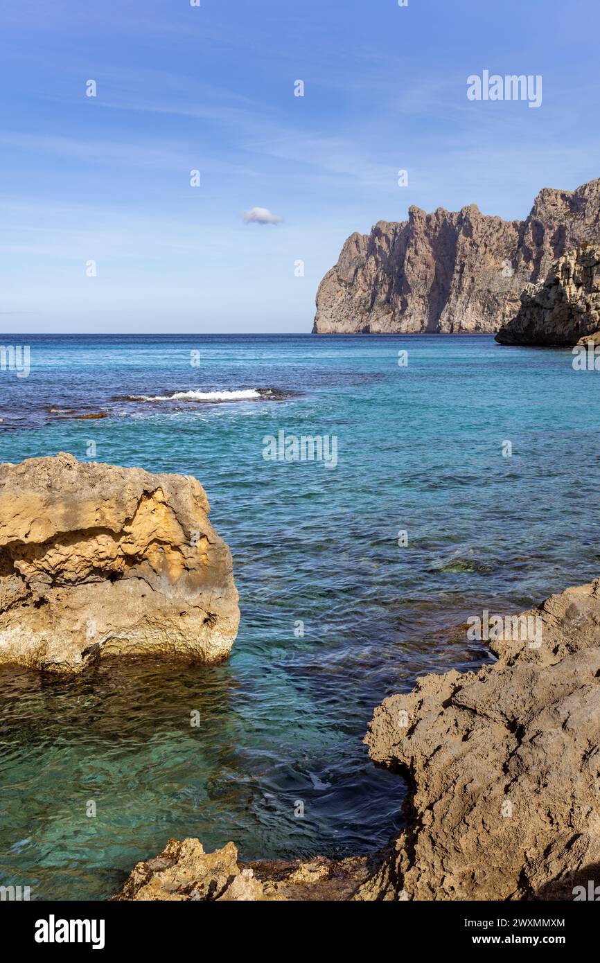 Baia di Cala Sant Vicenj sull'isola di Maiorca, Isole Baleari, Spagna. Foto Stock