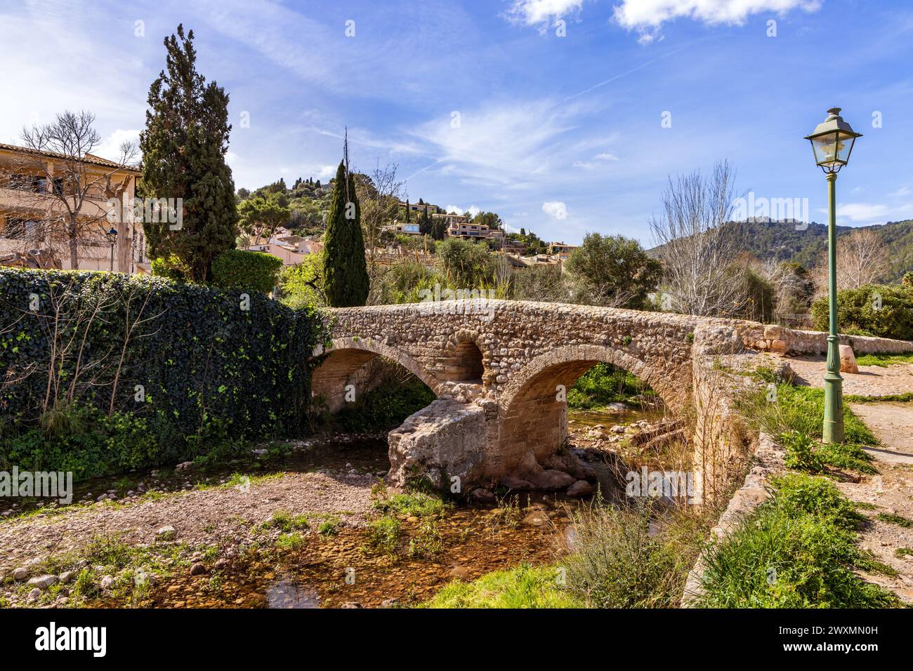 Antico ponte romano in pietra a doppio arco a Pollenca, Maiorca, Spagna Foto Stock