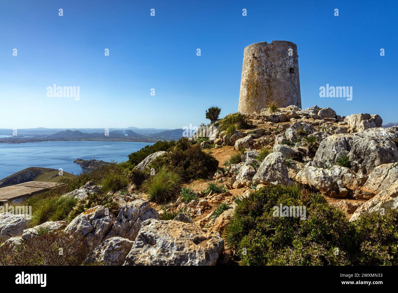 La torre di guardia Albercutx a Cap de Formentor nel nord-ovest di Maiorca, Spagna Foto Stock