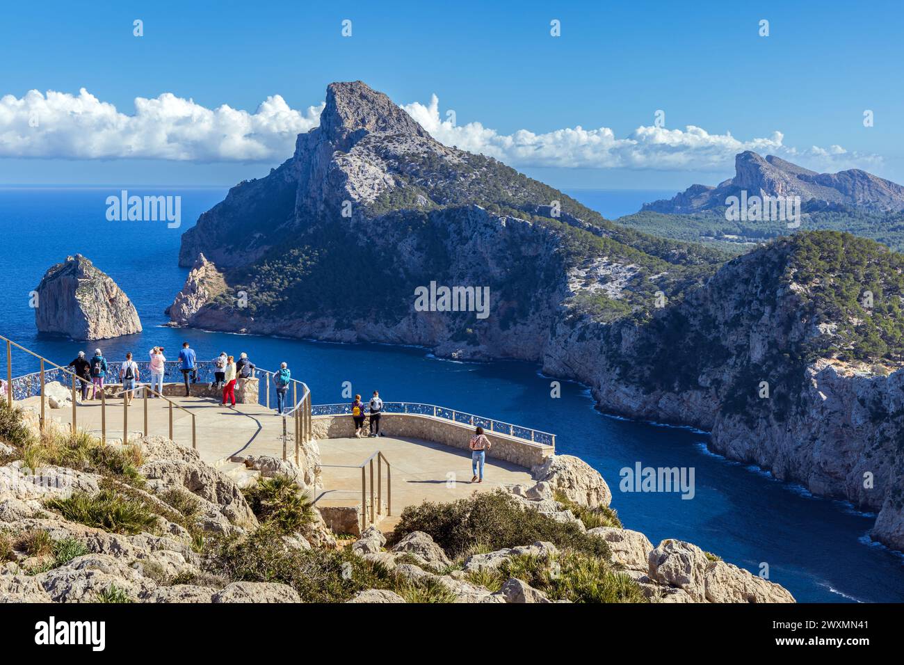 Visitatori al famoso punto panoramico di Mirador de El Colomer, Maiorca, Isole Baleari Foto Stock