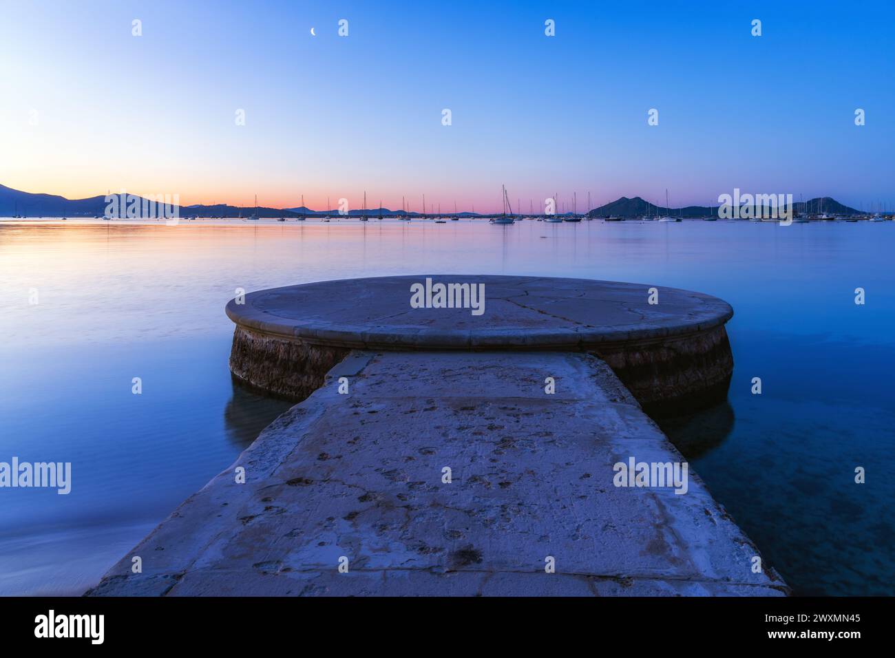 Alba a Platja d'Albercutx nella baia di Port de Pollenca a Maiorca, Spagna Foto Stock