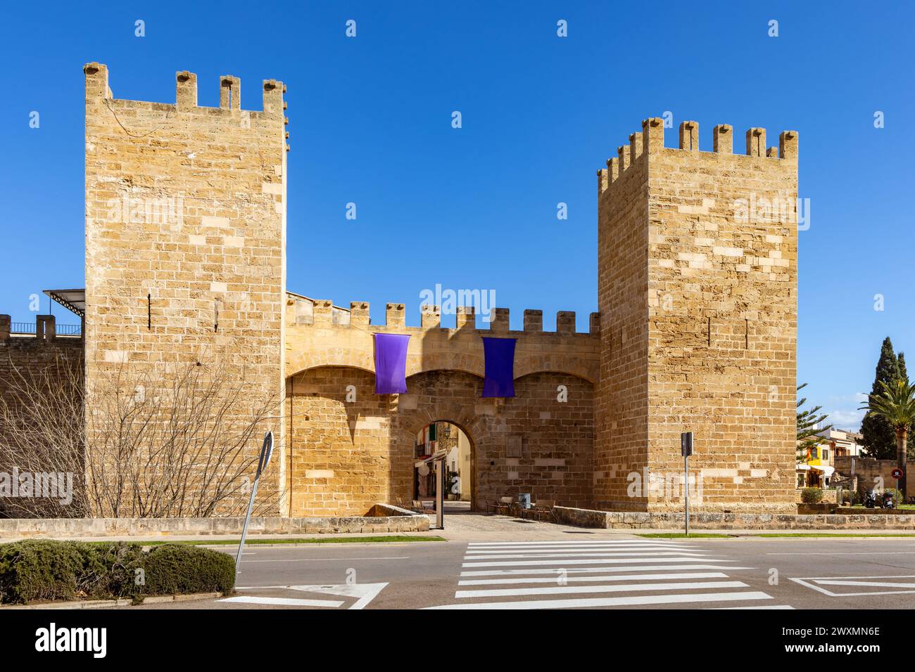 Porta di San Sebastiano o porta di Maiorca nella città medievale fortificata di Alcudia, Maiorca, Spagna, Isole Baleari Foto Stock