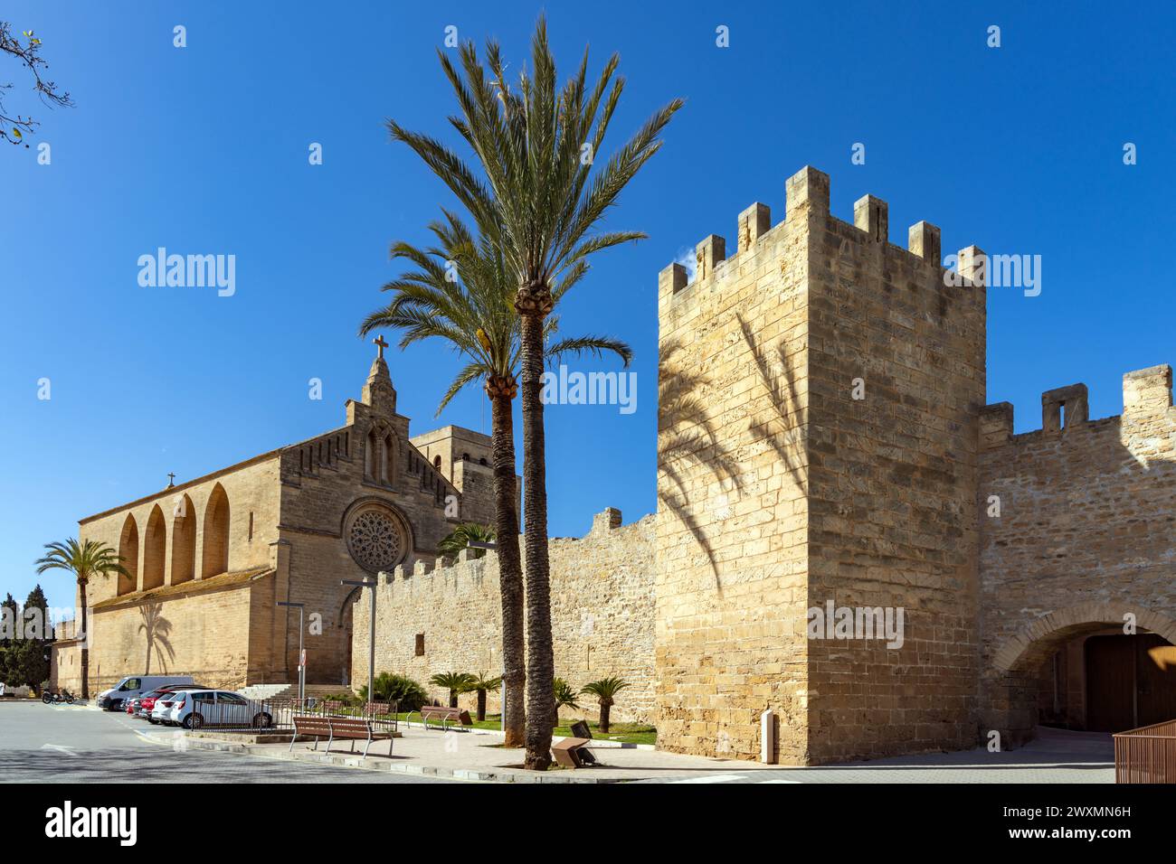 La chiesa cattolica di Sant Jaume nella città medievale fortificata di Alcudia, Maiorca, Spagna, Isole Baleari Foto Stock