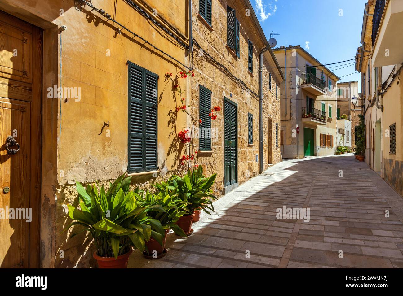 Via nella città vecchia di Alcudia, Maiorca, Spagna, Isole Baleari Foto Stock