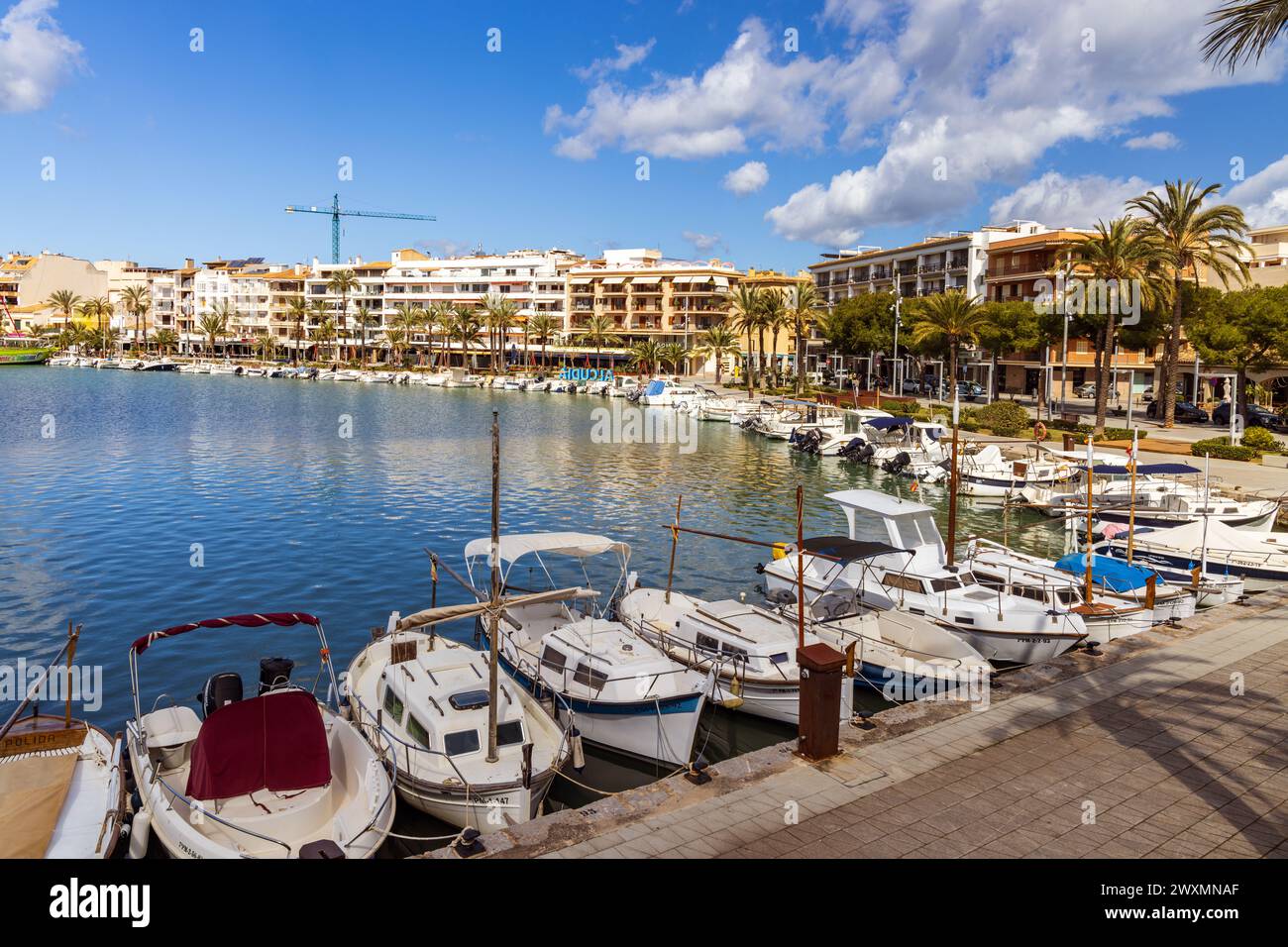 Passeggiata e porto a Port d'Alcúdia , Maiorca , Spagna Foto Stock