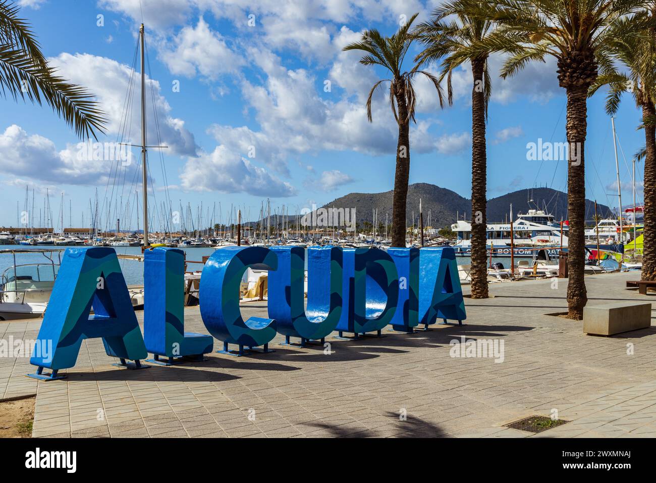 Cartello blu Alcudia a Port de Alcudia, Mallorca, Spagna Foto Stock