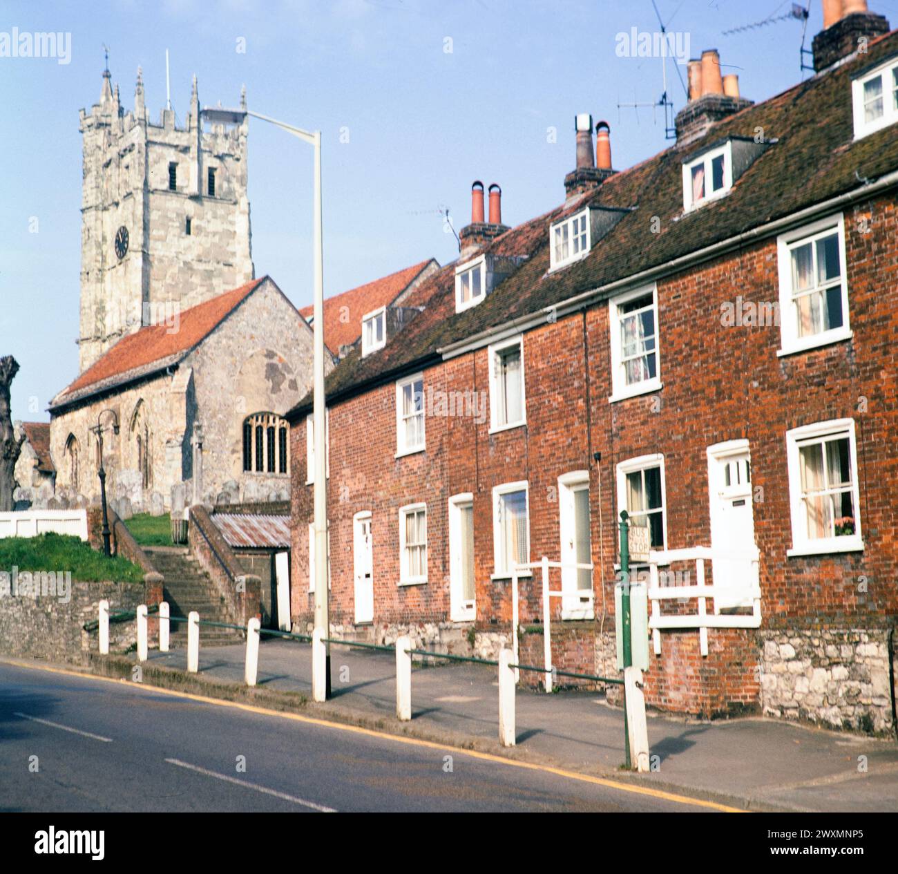 Edifici storici e chiesa nel villaggio di Carisbrooke, Isola di Wight, Inghilterra. 1973 Foto Stock