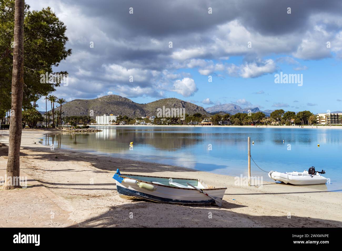 Port d'Alcúdia e spiaggia Platja de muro, Maiorca (Maiorca), Spagna Foto Stock
