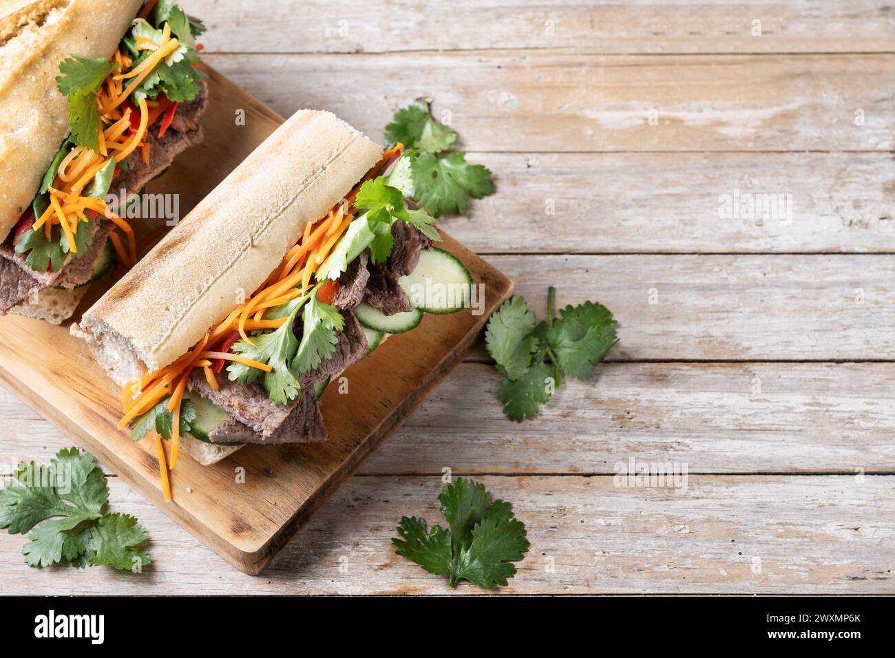 Panino vietnamita banh mi su un tavolo di legno Foto Stock