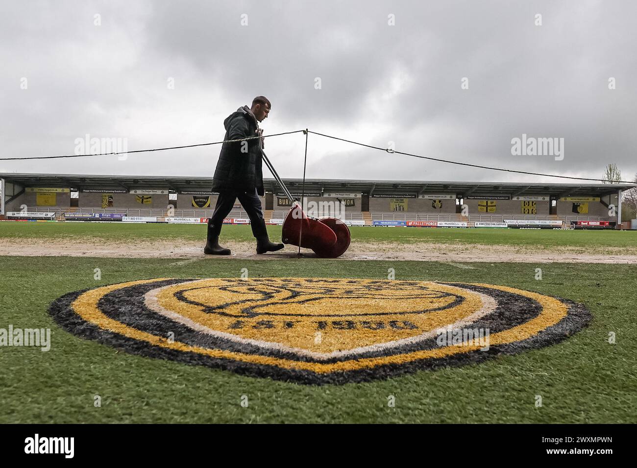 Il personale di terra ha acqua pulita dal touchline davanti alla partita della Sky Bet League 1 Burton Albion vs Barnsley al Pirelli Stadium, Burton Upon Trent, Regno Unito, 1 aprile 2024 (foto di Mark Cosgrove/News Images) Foto Stock