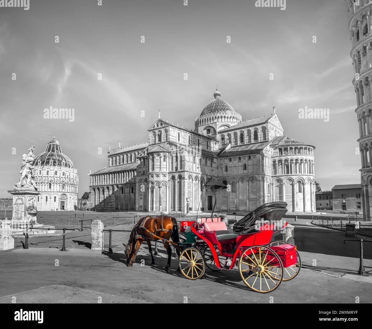 Carrozza a cavallo di fronte alla torre pendente di Pisa Foto Stock