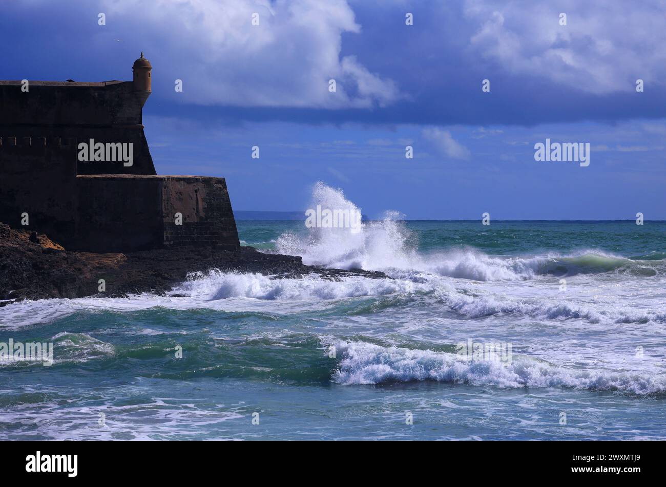 Portogallo. Cascais, la Sunshine Coast di Lisbona. Forte di San Giuliano - forte Sao Juliao da barra, vista dalla spiaggia di Carcavelos con un oceano Atlantico tempestoso. Foto Stock