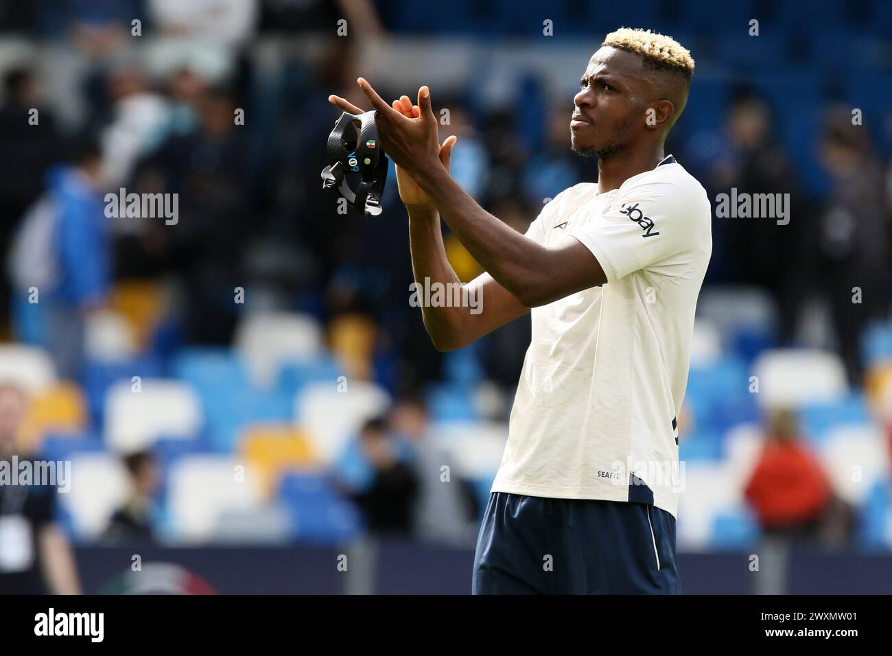 Victor Osimhen della SSC Napoli saluta i tifosi durante la partita di serie A tra SSC Napoli e Atalanta BC allo Stadio Maradona il 30 marzo 2024 a Napoli. Foto Stock