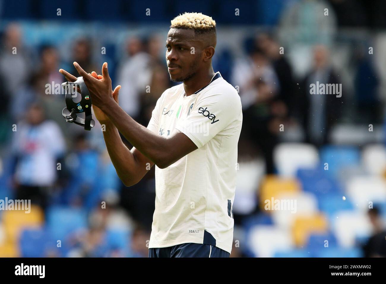 Victor Osimhen della SSC Napoli saluta i tifosi durante la partita di serie A tra SSC Napoli e Atalanta BC allo Stadio Maradona il 30 marzo 2024 a Napoli. Foto Stock