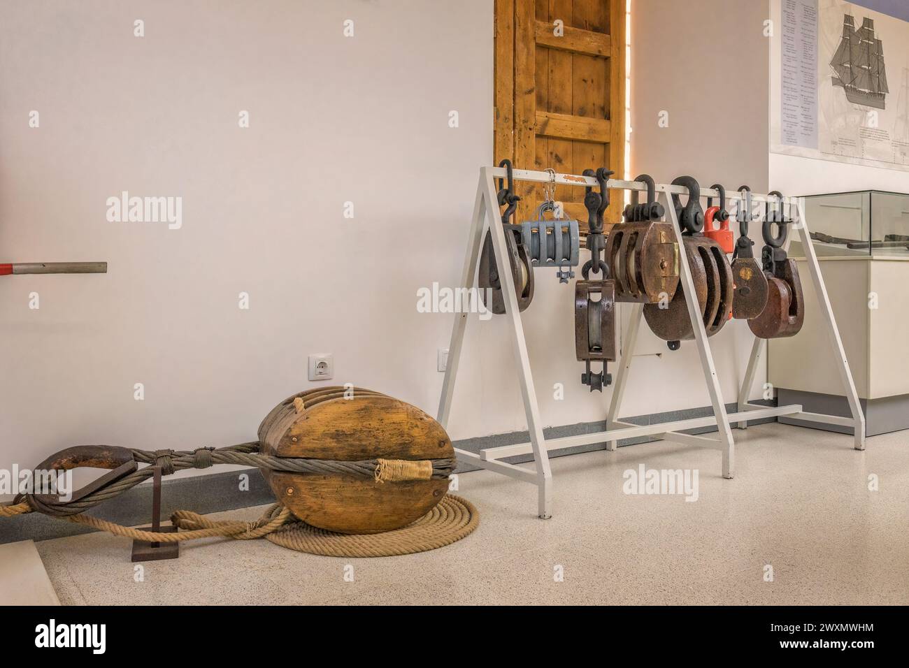Pulegge in legno di vecchie navi nella mostra di strumenti nautici del museo navale nella città di Cartagena, regione di Murcia, Spagna, Europa. Foto Stock