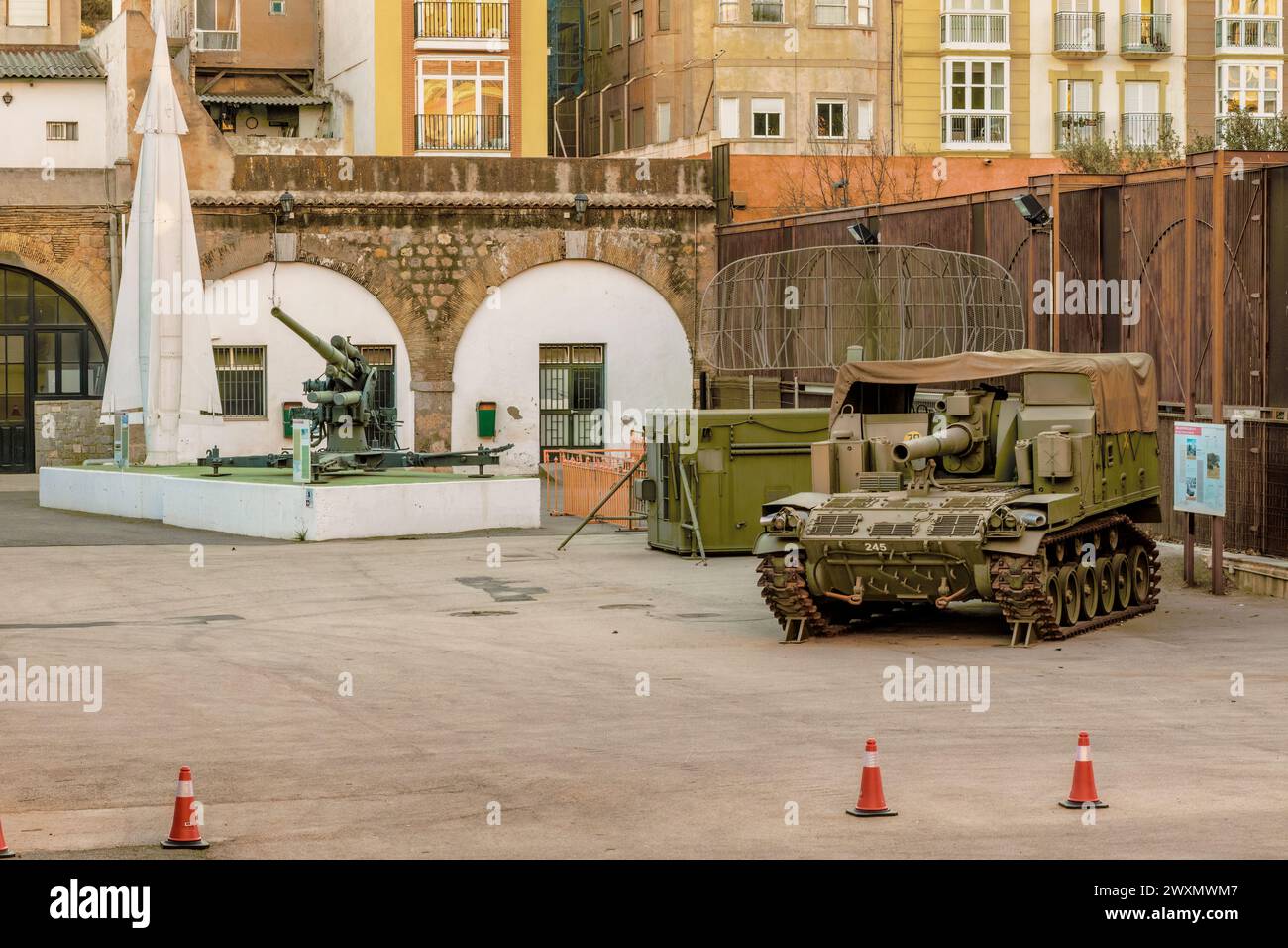 Cortile del museo storico militare e parco dell'artiglieria reale nella città di Cartagena, con pezzi di artiglieria e un vecchio carro armato, regione di Murcia Foto Stock