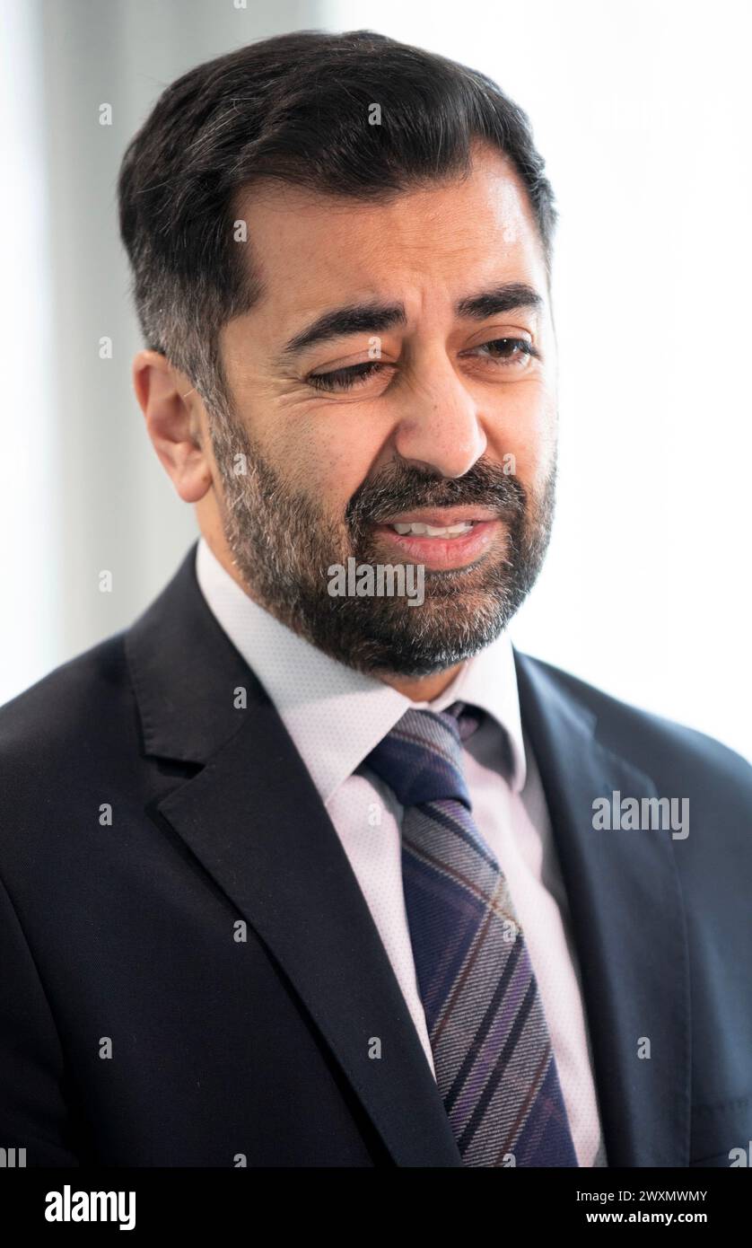 Primo ministro scozzese Humza Yousaf durante una visita al Centro Nazionale di trattamento presso il Victoria Hospital di Kirkcaldy, Fife, per l'annuncio di un investimento per ridurre i tempi di attesa. Data foto: Lunedì 1 aprile 2024. Foto Stock