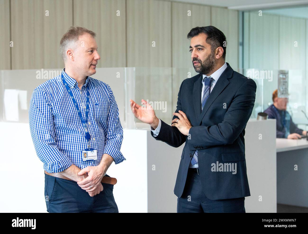 Primo ministro scozzese Humza Yousaf (a destra) accanto al consulente chirurgo ortopedico Andy Ballantyne durante una visita al Centro Nazionale di trattamento presso il Victoria Hospital di Kirkcaldy, Fife, per l'annuncio di un investimento per ridurre i tempi di attesa. Data foto: Lunedì 1 aprile 2024. Foto Stock
