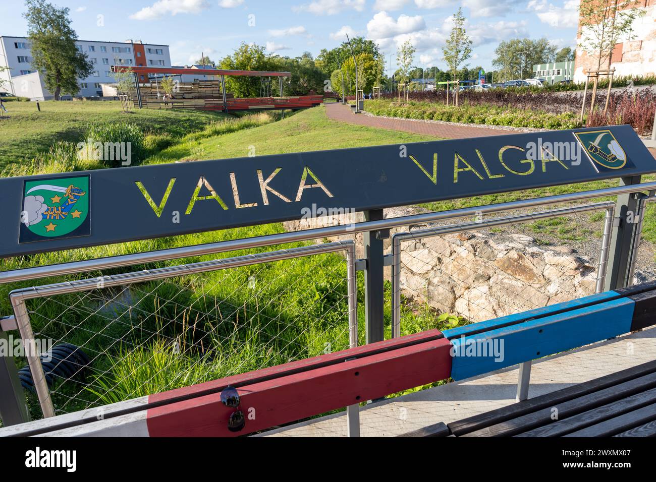 Valga, Estonia - 07.24.2023: Segno di Valka e Valga tra il confine lettone ed estone Foto Stock