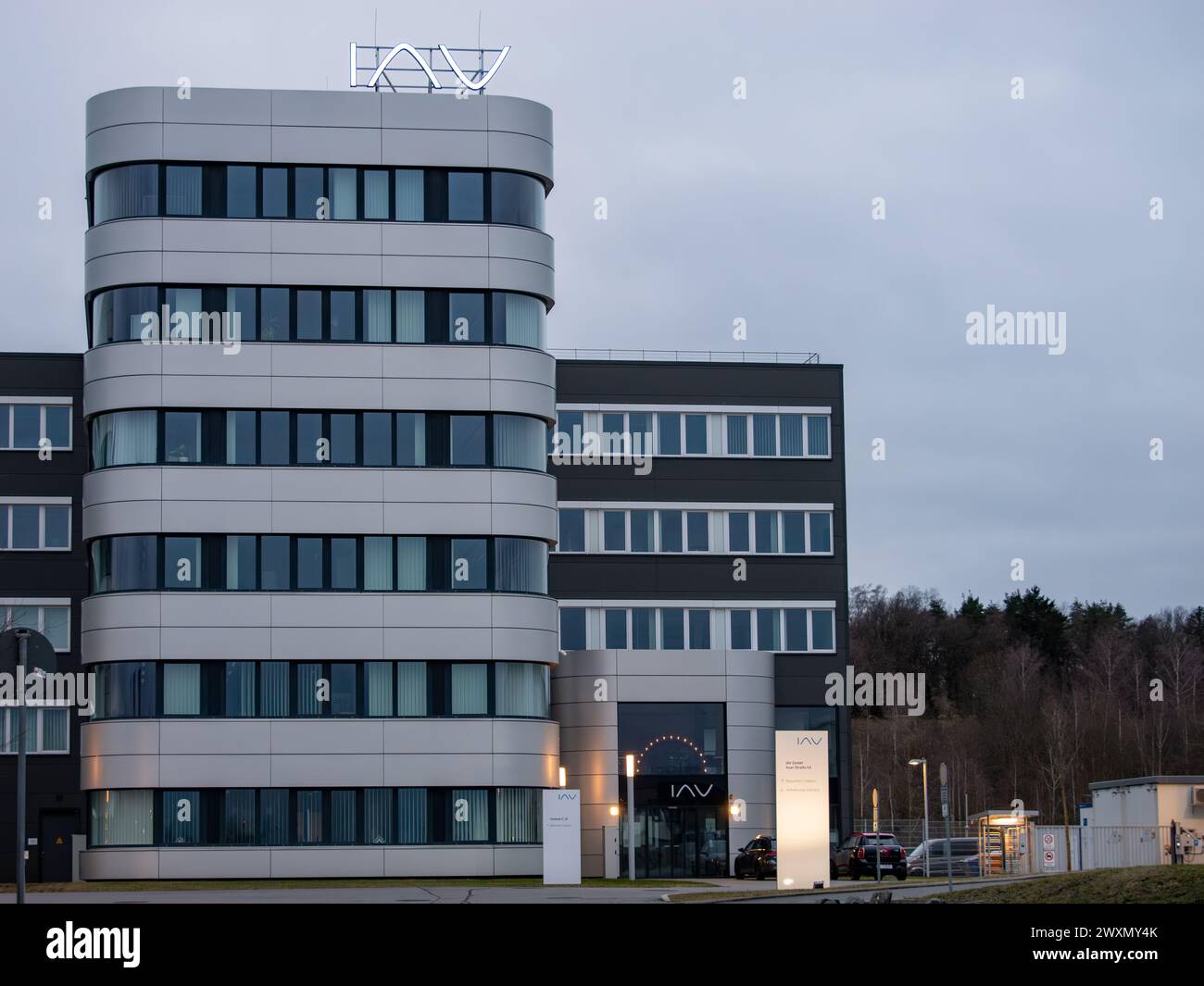 Esterno e ingresso principale dell'edificio per uffici IAV GmbH. Architettura moderna di una casa industriale. La società di ingegneria fa parte della filiale auto. Foto Stock