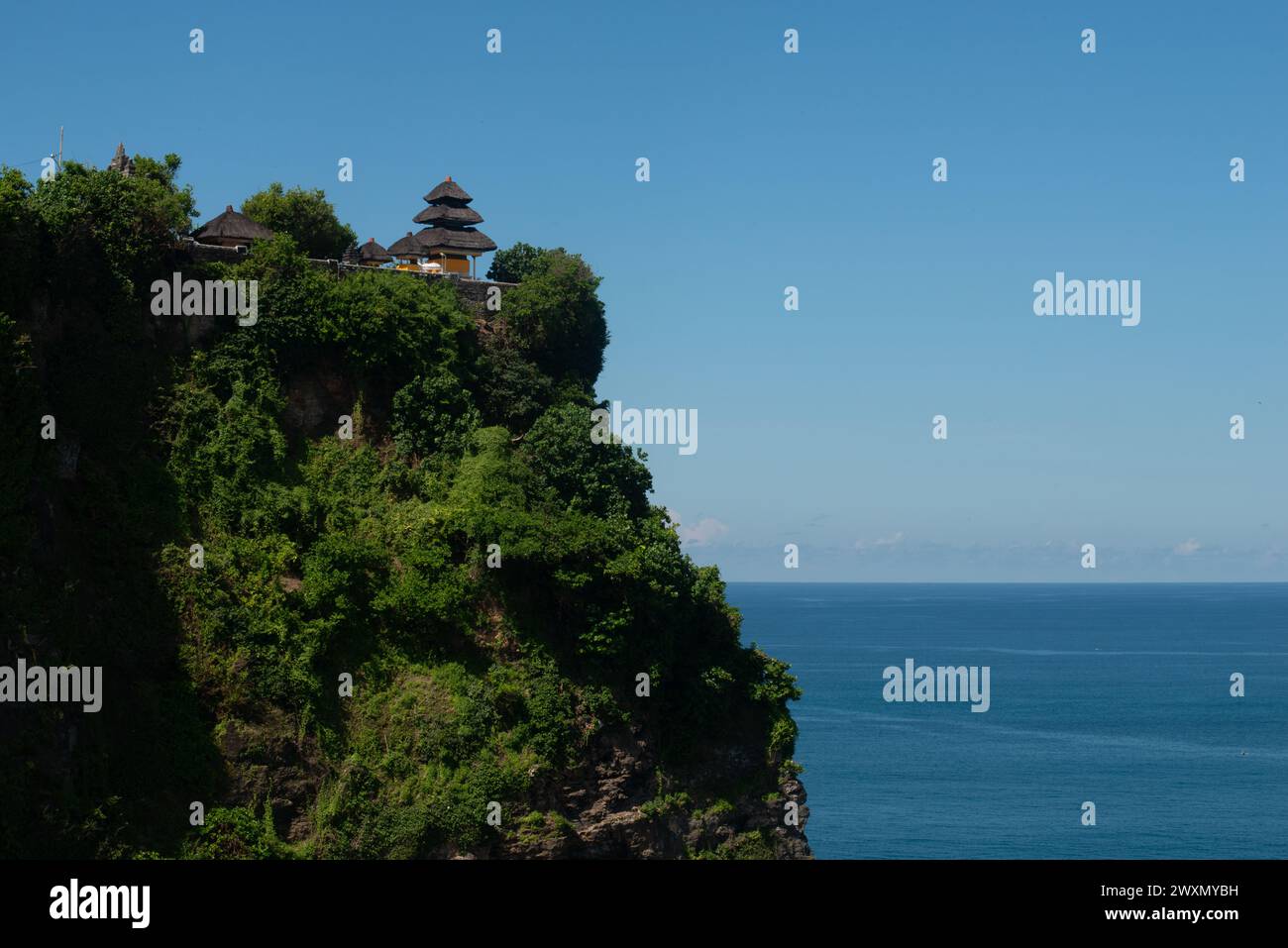 Il Tempio di Uluwatu presso la scogliera a Pecatu, Bali meridionale, è uno dei più importanti templi di Bali. La splendida vista dalle scogliere attira molti turisti Foto Stock Il Tempio di Uluwatu presso la scogliera a Pecatu, Bali meridionale, è uno dei più importanti templi di Bali. La splendida vista dalle scogliere attira molti turisti Foto Stock