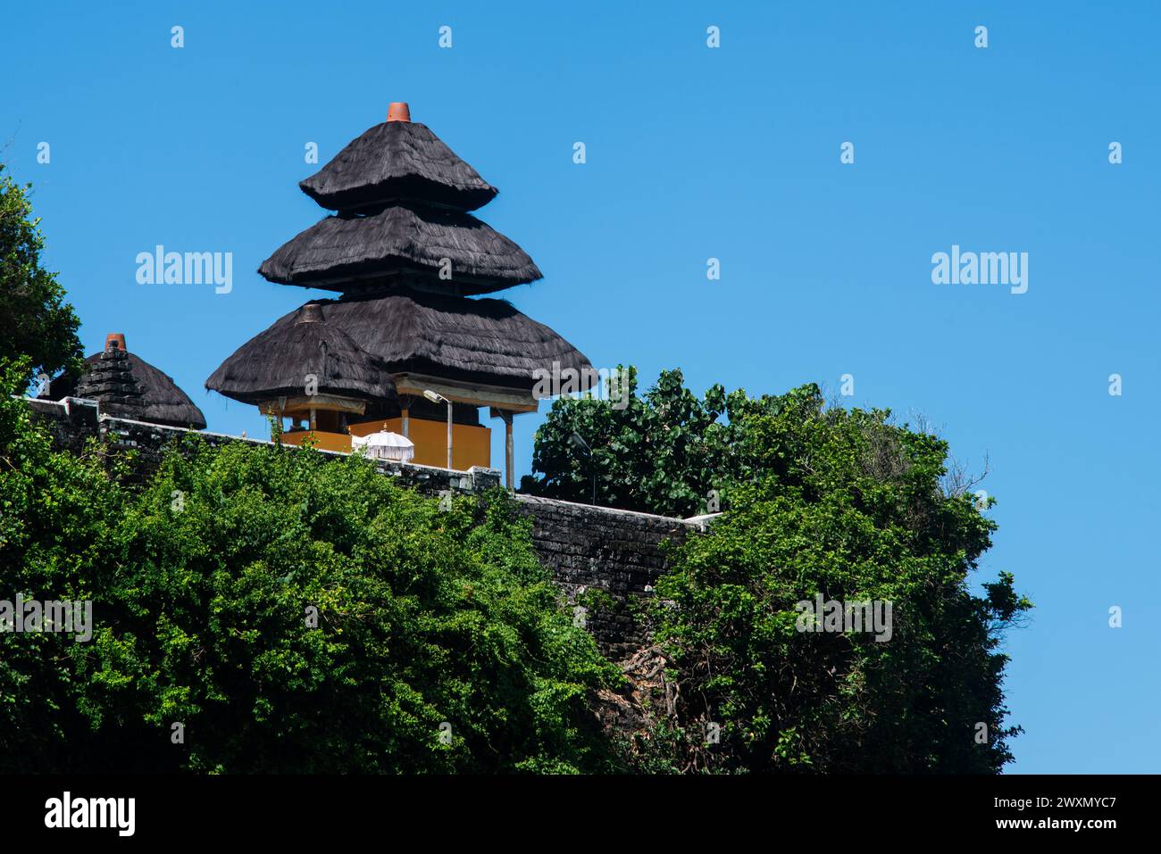 Il Tempio di Uluwatu presso la scogliera a Pecatu, Bali meridionale, è uno dei più importanti templi di Bali. La splendida vista dalle scogliere attira molti turisti Foto Stock Il Tempio di Uluwatu presso la scogliera a Pecatu, Bali meridionale, è uno dei più importanti templi di Bali. La splendida vista dalle scogliere attira molti turisti Foto Stock