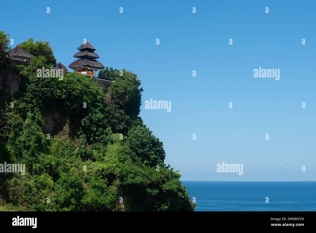 Il Tempio di Uluwatu presso la scogliera a Pecatu, Bali meridionale, è uno dei più importanti templi di Bali. La splendida vista dalle scogliere attira molti turisti Foto Stock Il Tempio di Uluwatu presso la scogliera a Pecatu, Bali meridionale, è uno dei più importanti templi di Bali. La splendida vista dalle scogliere attira molti turisti Foto Stock