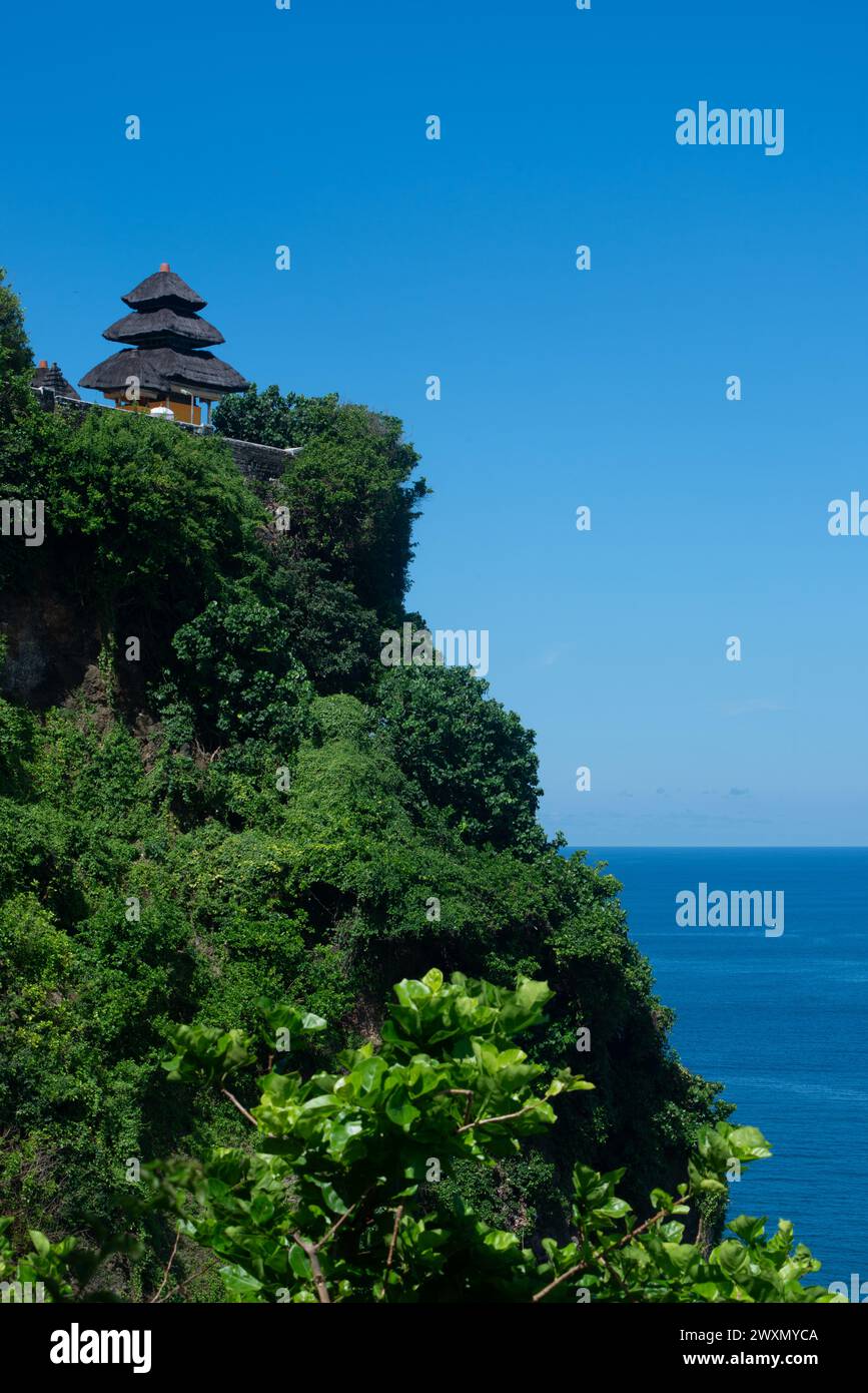Il Tempio di Uluwatu presso la scogliera a Pecatu, Bali meridionale, è uno dei più importanti templi di Bali. La splendida vista dalle scogliere attira molti turisti Foto Stock Il Tempio di Uluwatu presso la scogliera a Pecatu, Bali meridionale, è uno dei più importanti templi di Bali. La splendida vista dalle scogliere attira molti turisti Foto Stock