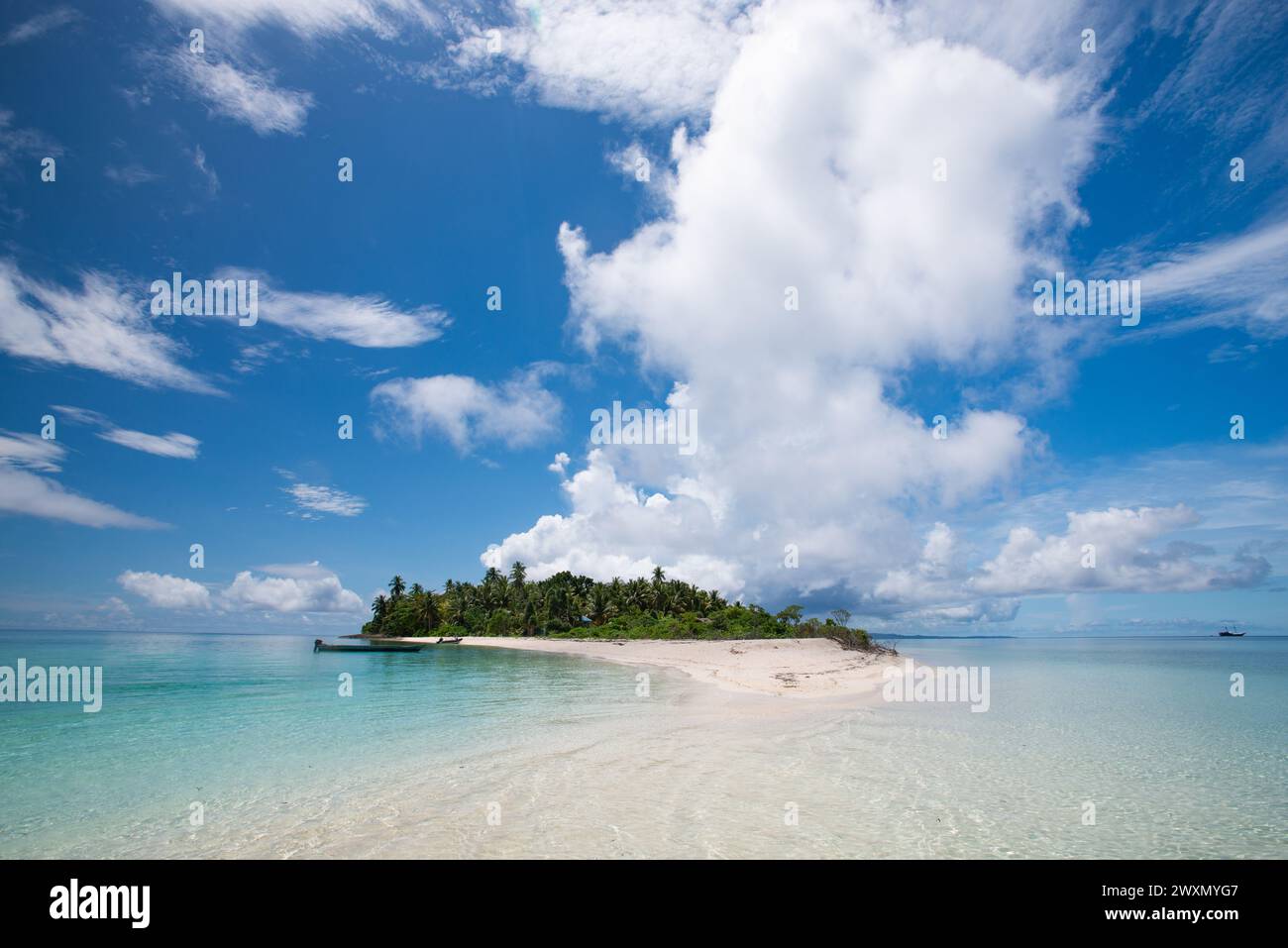 L'isola di Koon nel Maluku. Nella parte orientale dell'Indonesia ci sono diverse bellissime isole in mezzo all'oceano con spiagge di sabbia bianca. Foto Stock