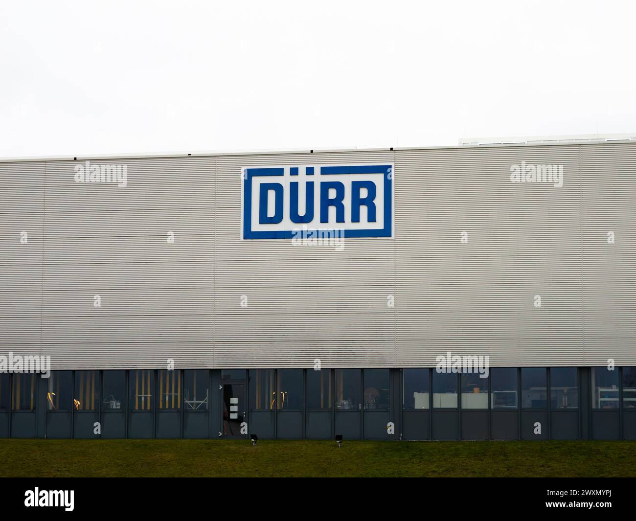 Logo Dürr della società tedesca di ingegneria meccanica sull'esterno di un edificio industriale. L'azienda è la costruzione di impianti per la filiale automobilistica. Foto Stock