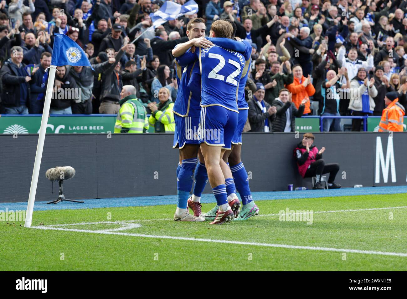 Leicester lunedì 1 aprile 2024. Stephy Mavididi festeggia con i compagni di squadra dopo aver segnato per il Leicester City, per prendere il comando facendolo 2 - 1 contro il Norwich City, durante la seconda metà della partita del Campionato Sky Bet tra Leicester City e Norwich City al King Power Stadium di Leicester lunedì 1 aprile 2024. (Foto: John Cripps | mi News) crediti: MI News & Sport /Alamy Live News Foto Stock