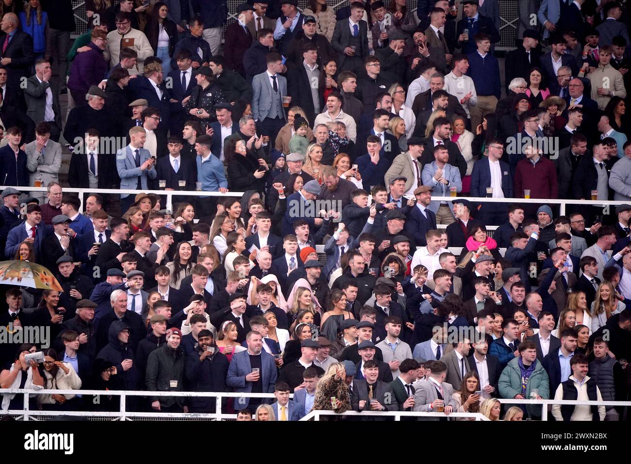 Racegoers durante il Fairyhouse Easter Festival 2024 all'ippodromo Fairyhouse di County Meath, Irlanda. Data foto: Lunedì 1 aprile 2024. Foto Stock