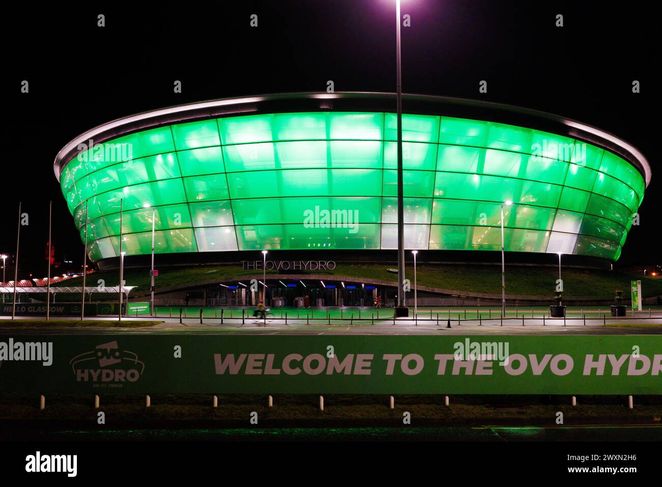 Glasgow Scozia: 11 febbraio 2024: Esterno dell'Hydro Arena di Glasgow illuminato di notte OVO verde Foto Stock