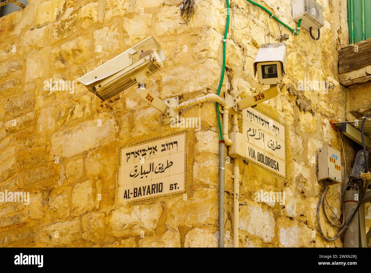 Gerusalemme, Israele - 29 marzo 2024: Veduta dei segnali stradali trilingue di via dolorosa e delle telecamere di sicurezza. La città vecchia di Gerusalemme, Israele Foto Stock