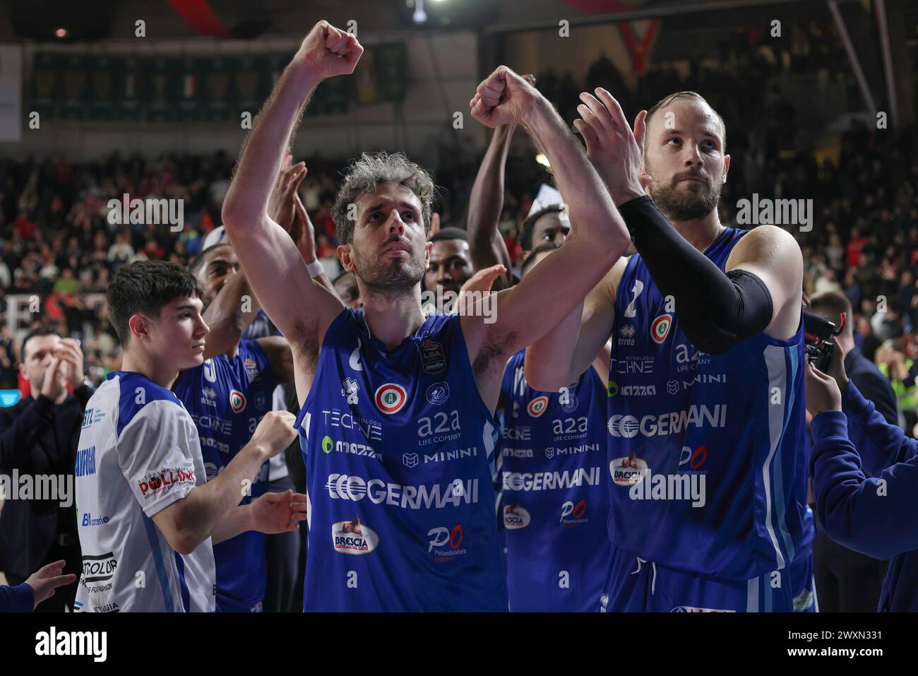 Varese, Italia. 30 marzo 2024. Italia, Varese, marzo 30 2024: Amedeo della Valle (Brescia) celebra la vittoria e saluta i tifosi al termine della partita di basket Openjobmetis Varese vs Germani Brescia, LBA 2023-2024 Day 25OpenJobMetis Varese vs Germani Brescia - Lega Basket serie A Day 25 all'Itelyum Arena il 30 2024 marzo (foto di Fabrizio Andrea Bertani/Pacific Press/Sipa USA) credito: SIPA USA/Alamy Live News Foto Stock